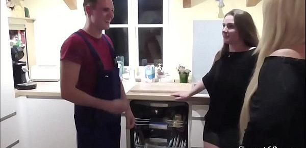 Zwei WG Teeny ficken den Handwerker um Rechnung zu bezahlen